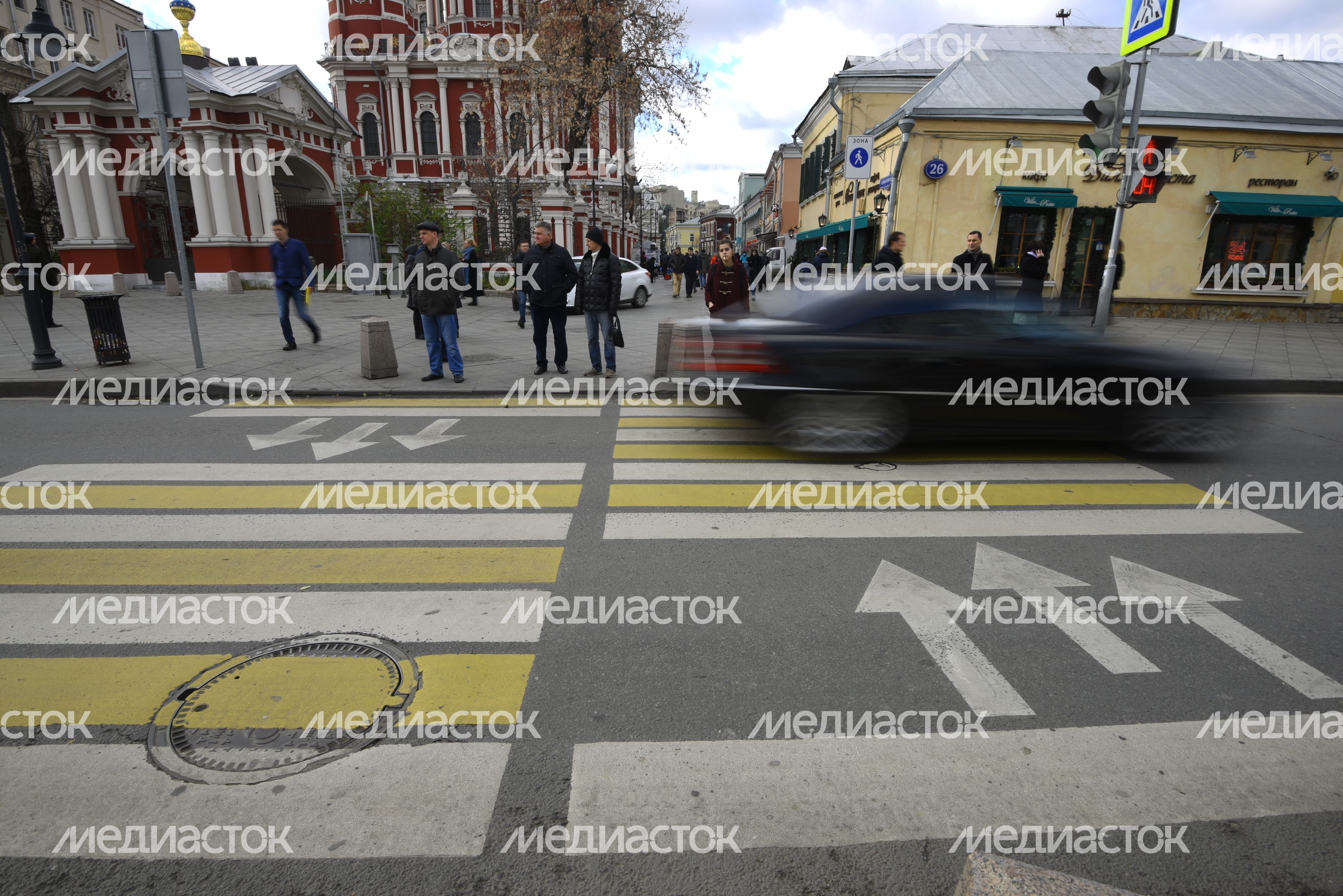 Двойной пешеходный переход на Пятницкой улице в Москве