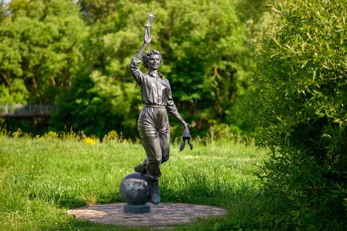 Памятники космонавтам в ЖК «Лукино-Варино» поселка Свердловский округа Лосино-Петровский