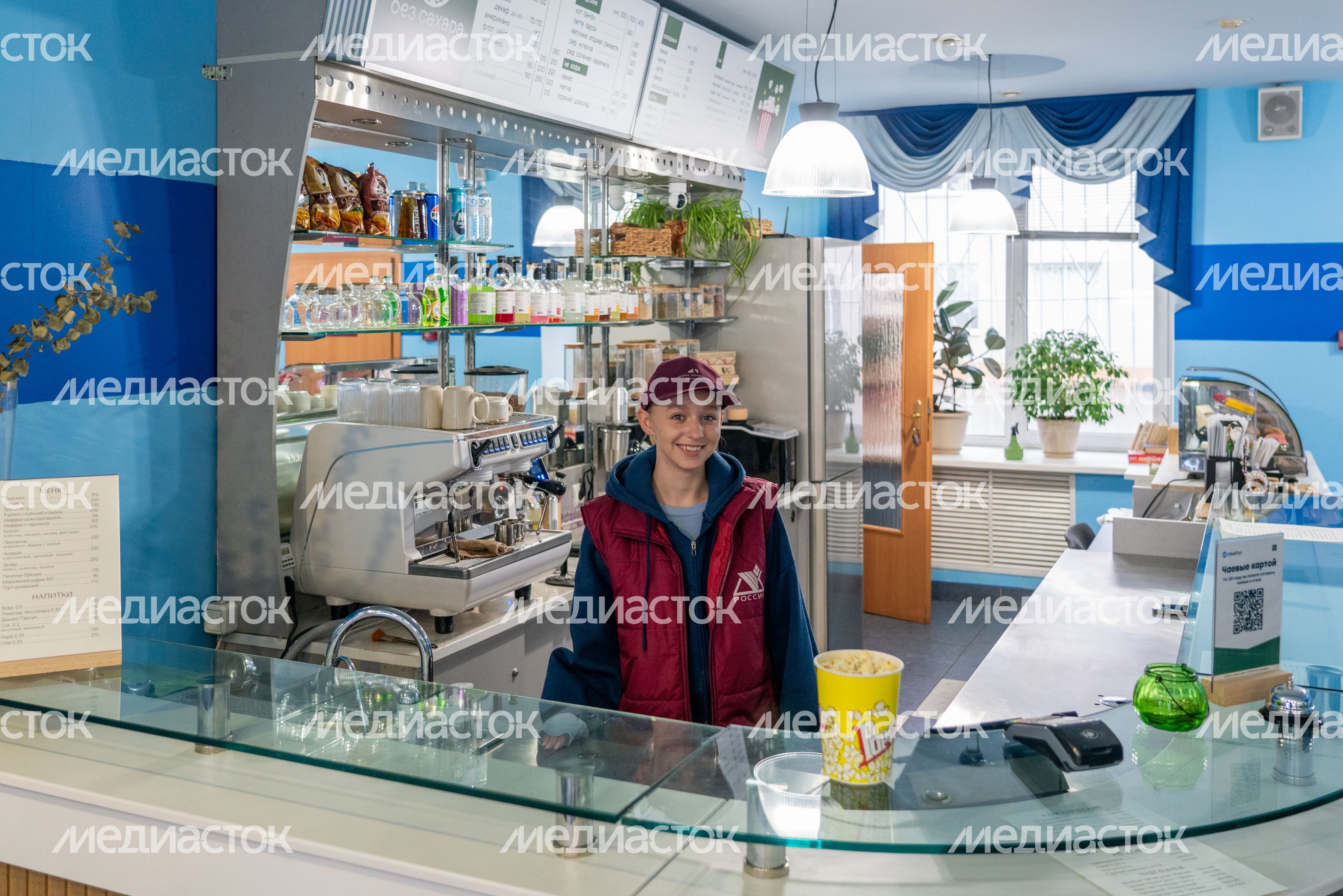 Униформа сотрудников Дворца культуры «Россия» в Серпухове оформлена в цветах проекта «Умный ДК» Униформа сотрудников Дворца культуры «Россия» в Серпухове оформлена в цветах проекта «Умный ДК»