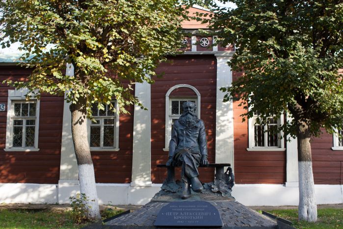 Памятник Кропоткину в Дмитрове