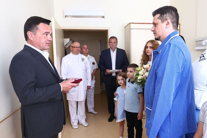 Вручение губернатором Подмосковья медали «За отвагу» участнику спецоперации на Украине