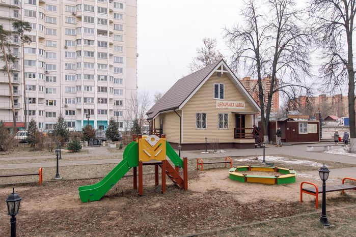 Деревянная церковь Троицы Живоначальной в рабочем поселке Октябрьский в округе Люберцы