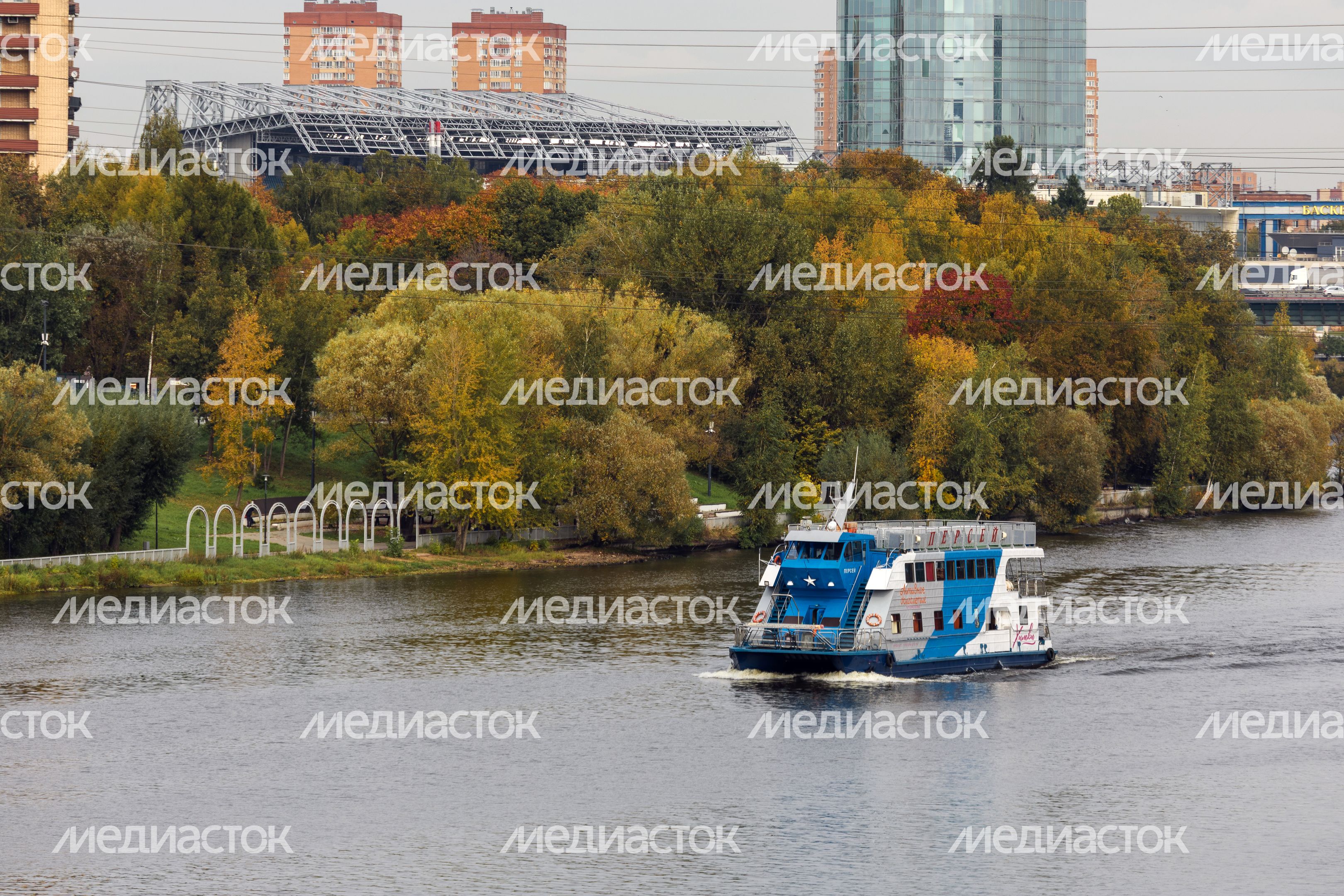 Навигация по Москве-реке в Химках осенью Навигация по Москве-реке в Химках осенью