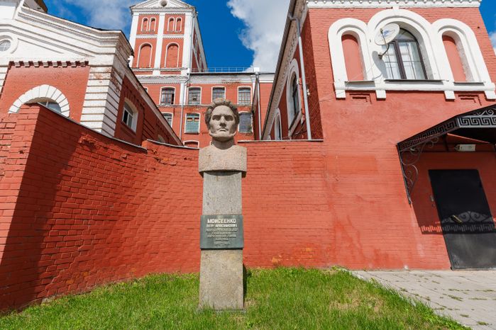Бюст Петра Анисимовича Моисеенко в Орехово-Зуево - организатора Морозовской стачки рабочих в 1885 году