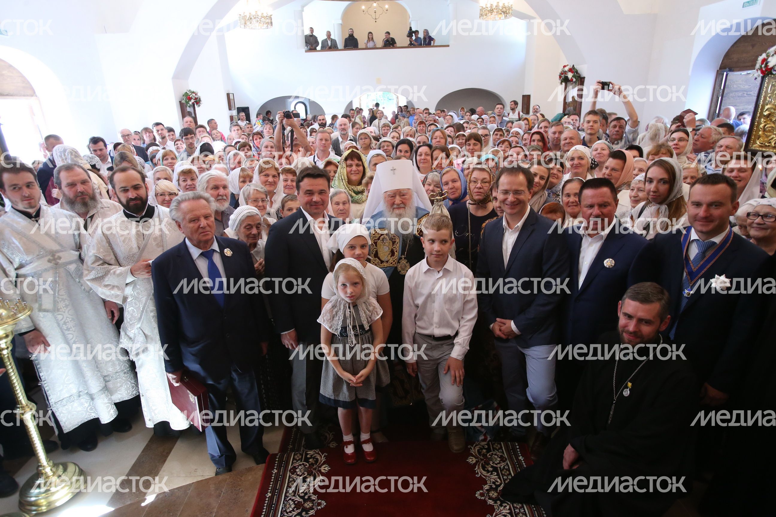 Губернатор принял участие в церемонии освящения нового храма и возложении цветов к Вечному огню в Королеве