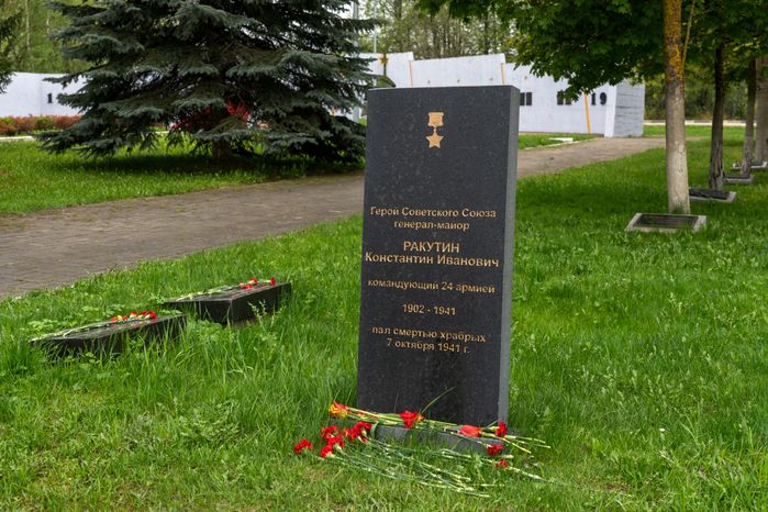 Перезахоронение солдат на территории Ленино-Снегиревского военно-мемориального комплекса