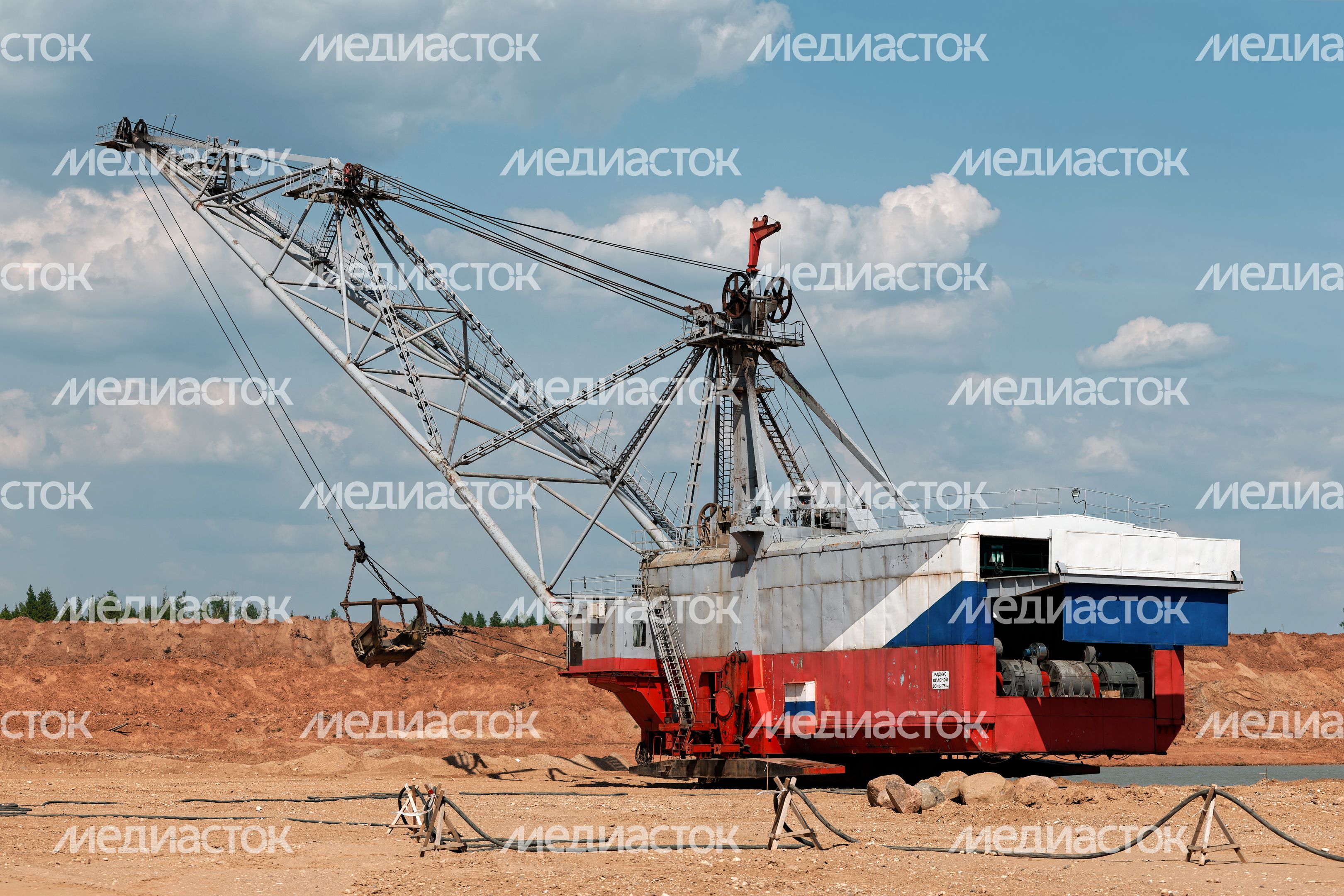 Добыча песка и щебня в Богаевском карьере у деревни Орешки Рузского округа Добыча песка и щебня в Богаевском карьере у деревни Орешки Рузского округа