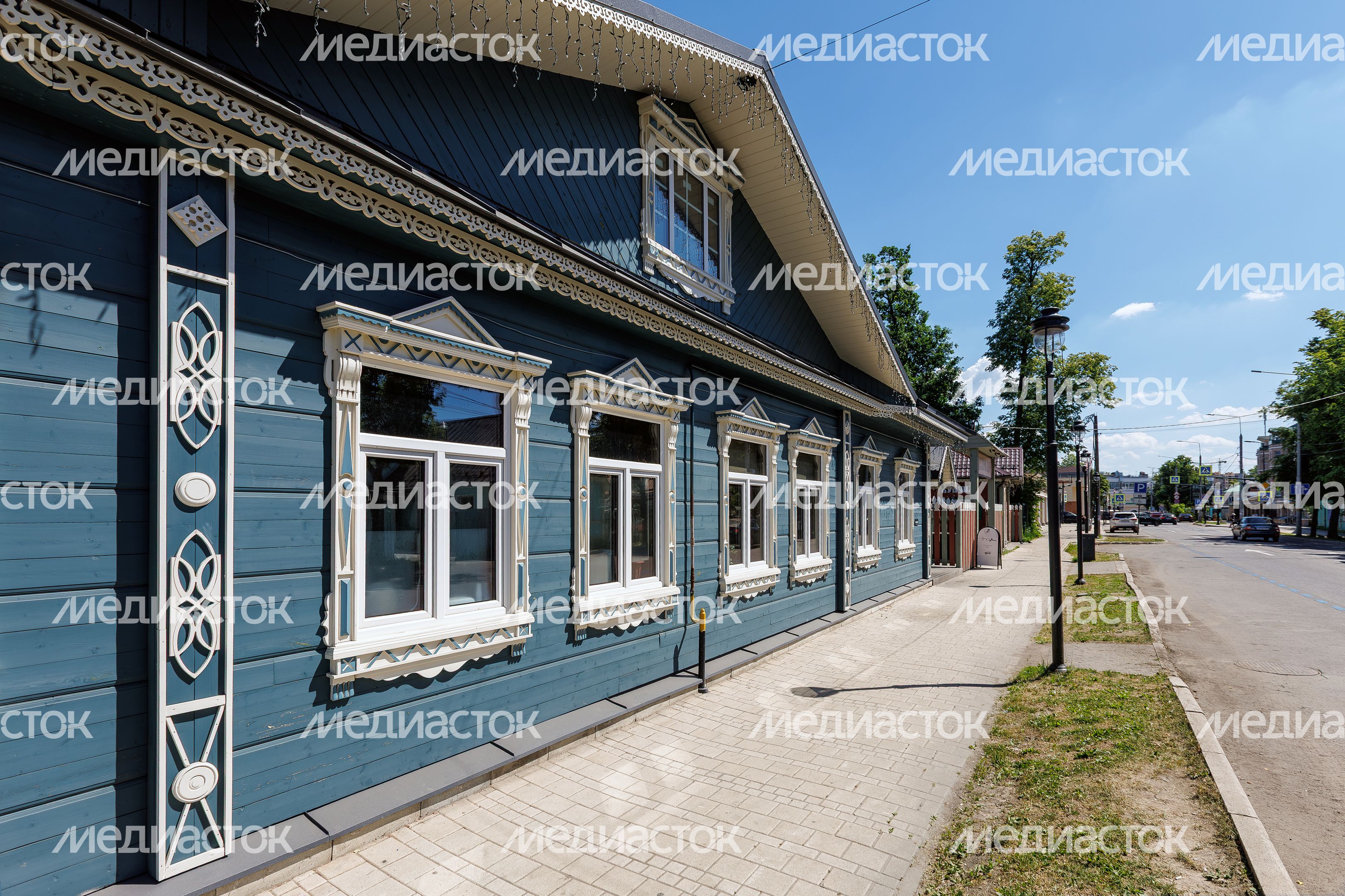 Летние виды улицы Московской со старинными домами в Звенигороде