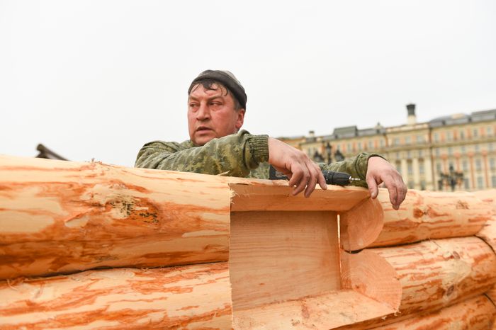 Монтаж инсталляций для фестиваля «Московская Масленица» на Манежной площади