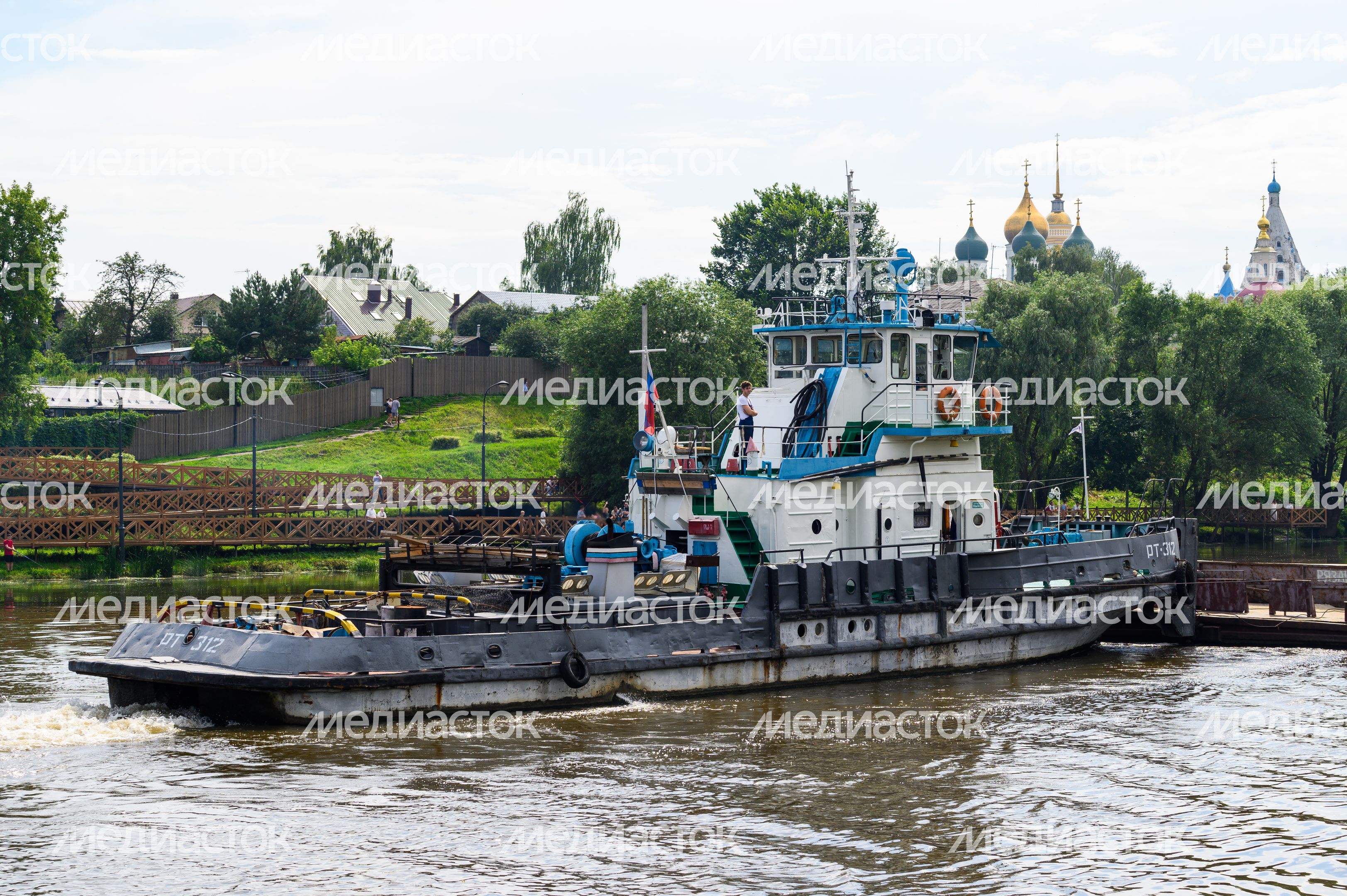 Буксир проходит по Москве-реке после раздвижения наплавного Бобреневского моста в Коломне Буксир проходит по Москве-реке после раздвижения наплавного Бобреневского моста в Коломне