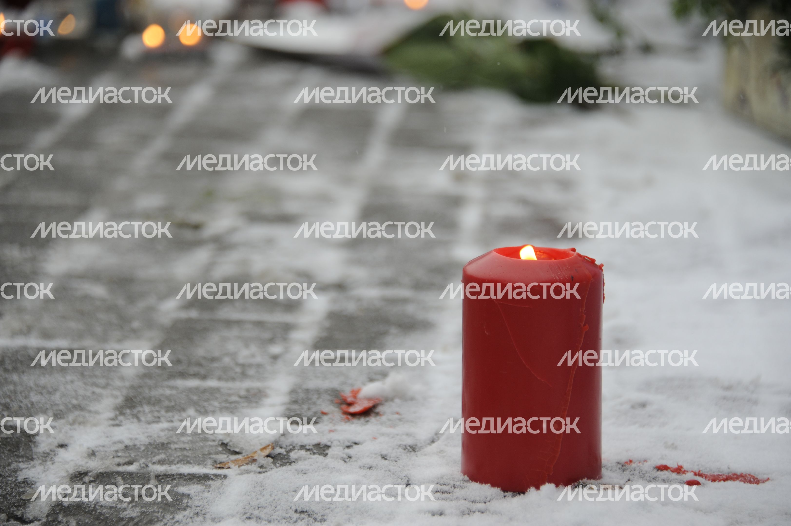 Цветы у посольства Франции в Москве