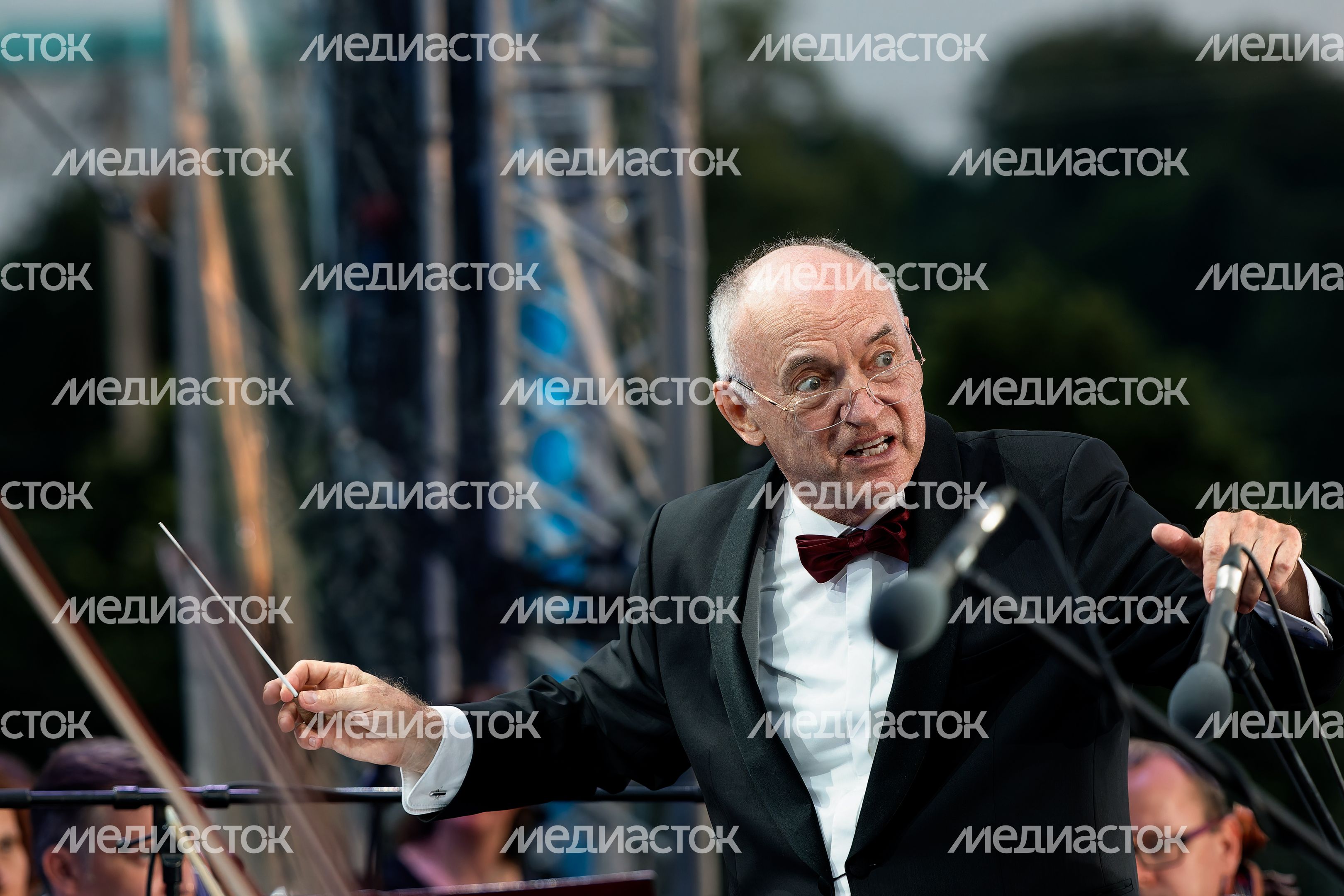 Дирижер Российского государственного симфонического оркестра кинематографии Сергей Скрипка Дирижер Российского государственного симфонического оркестра кинематографии Сергей Скрипка