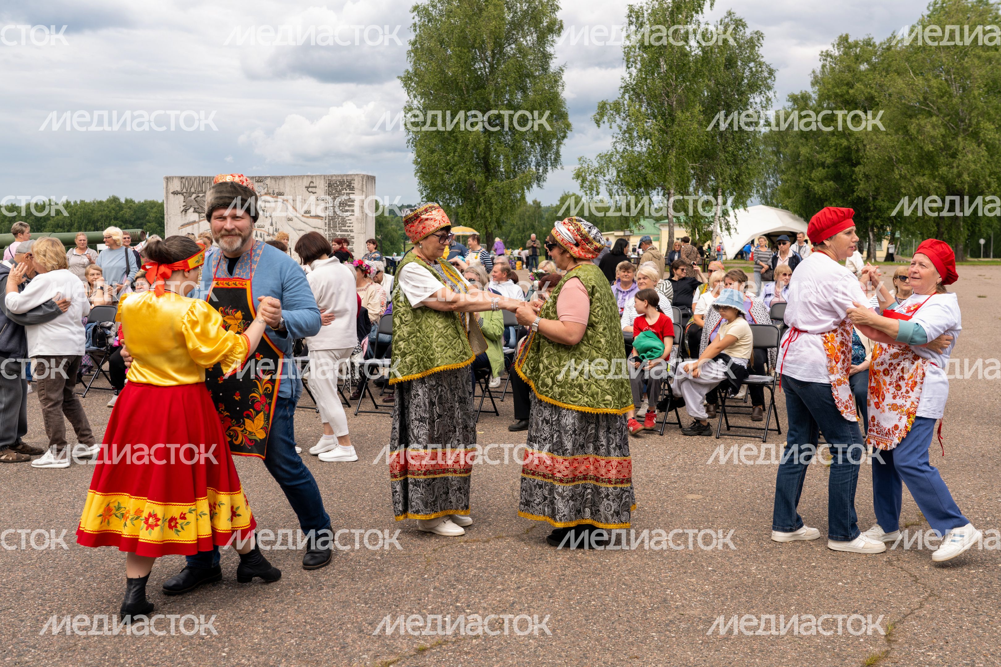 Развлекательная программа для гостей гастрономического фестиваля «Каша из топора на полях Бородина» на Бородинском поле