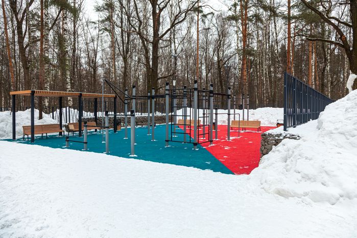 Спортивная площадка с зоной воркаута в Томилинском лесопарке зимой в городе Дзержинский округа Люберцы