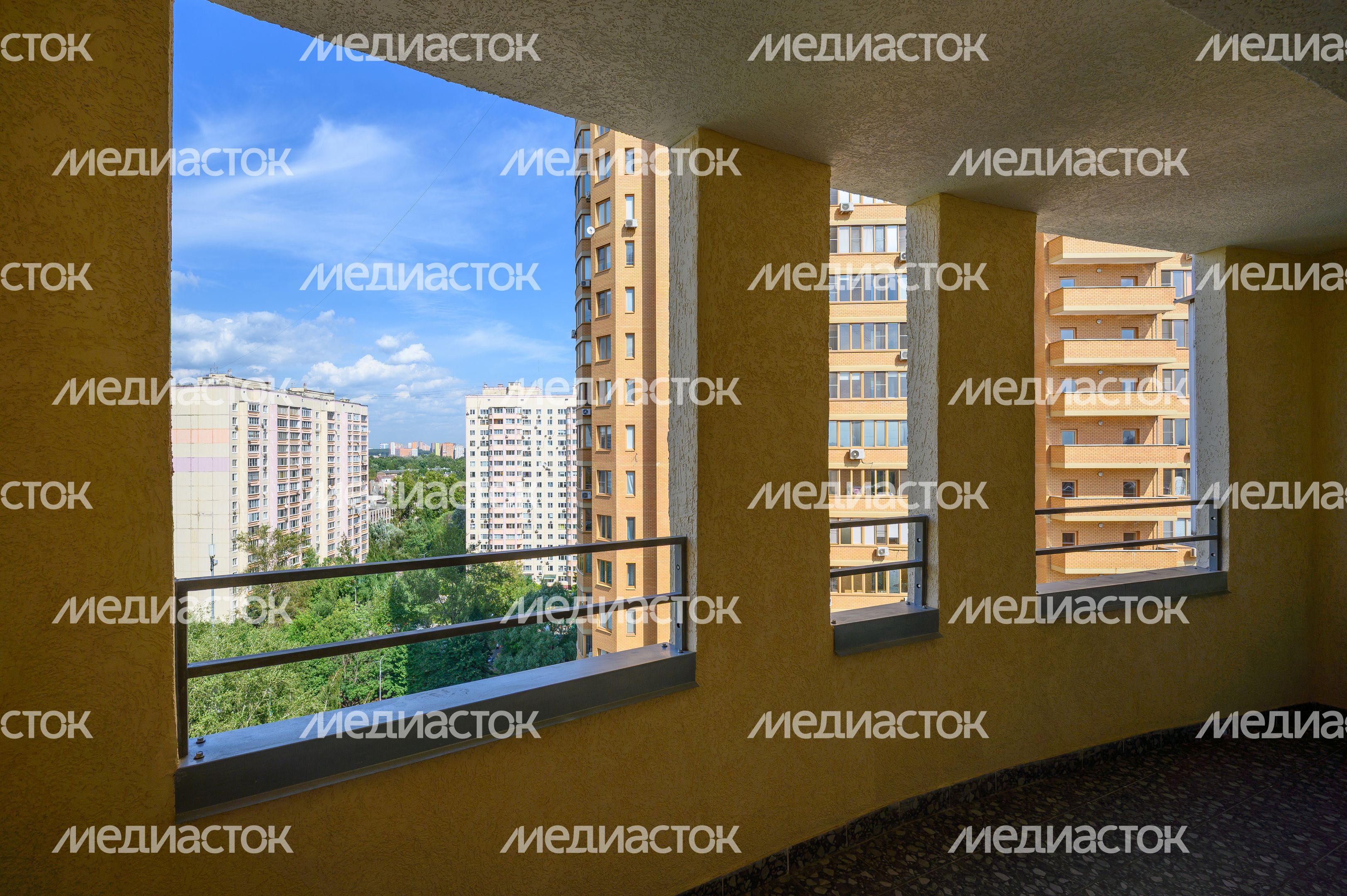 Подъезд многоквартирного дома №27 на улице Ашхабадской после капитального ремонта