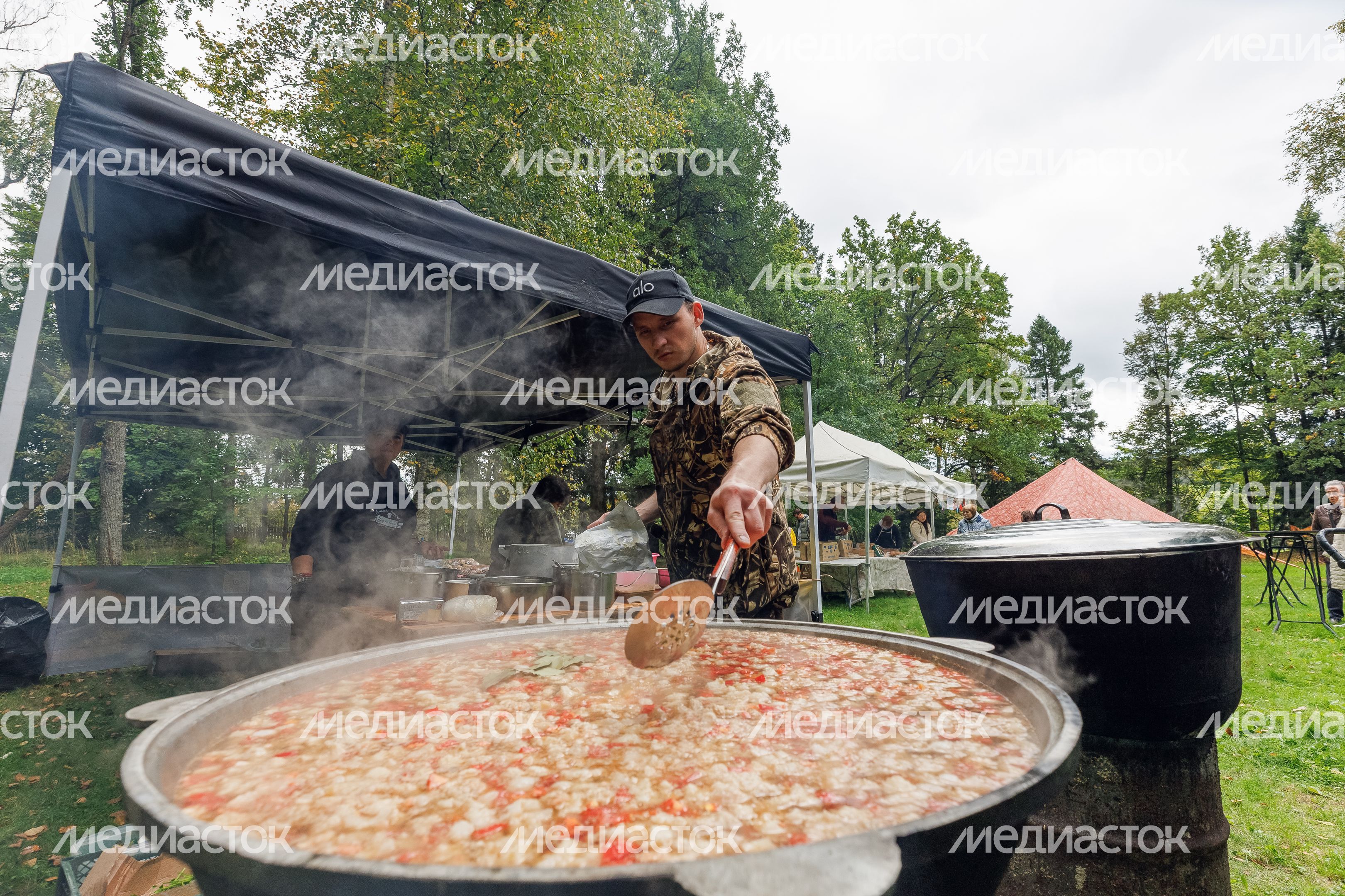 800 литров ухи приготовили на Гастрономическом фестивале «Аксаковская уха» в усадьбе Мураново округа Чехов 800 литров ухи приготовили на Гастрономическом фестивале «Аксаковская уха» в усадьбе Мураново округа Чехов