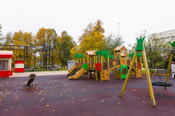 Детская площадка в Центральном парке культуры и отдыха в Люберцах осенью