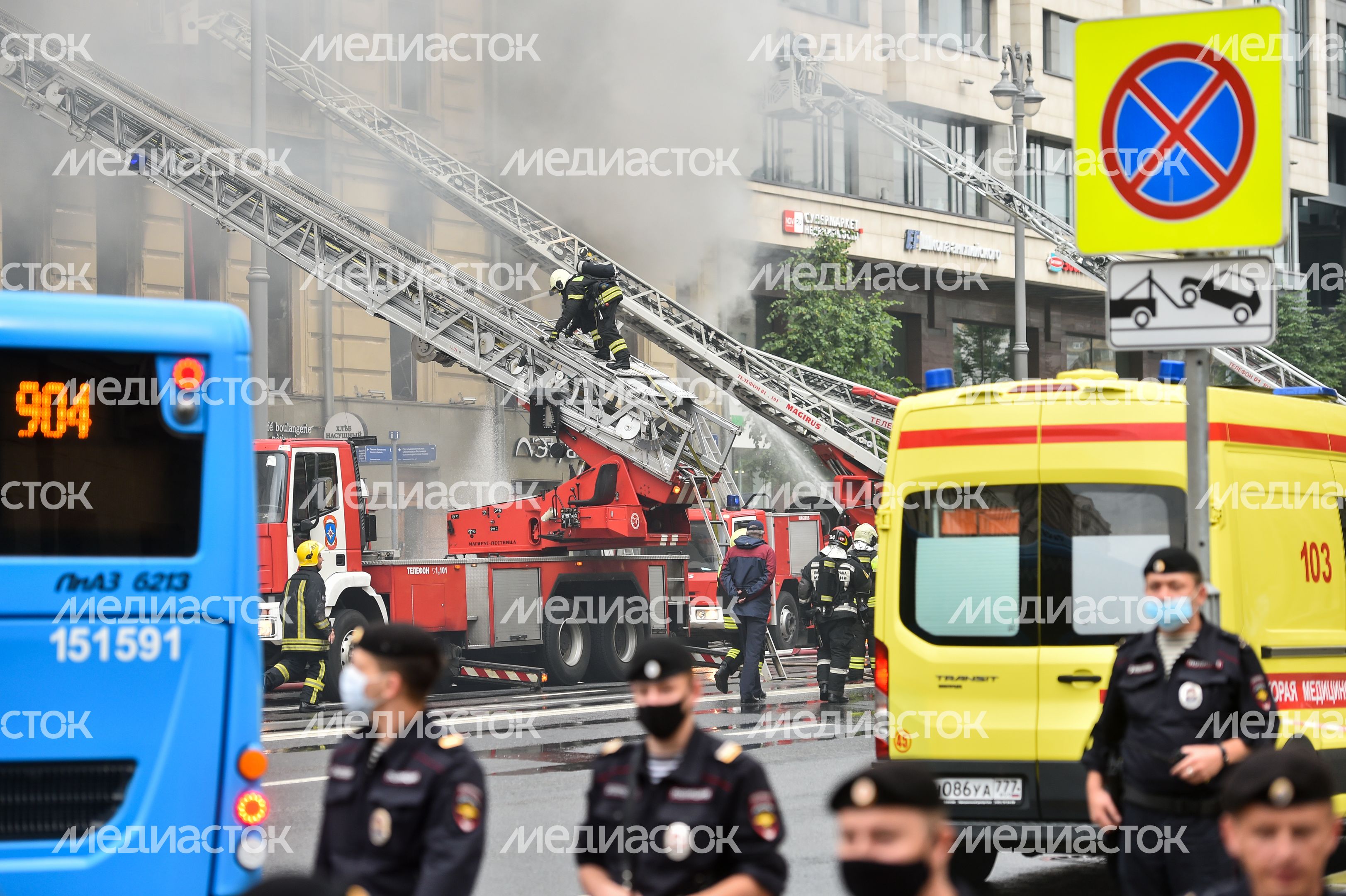 Пожар в реставрируемом здании на Тверской улице в Москве