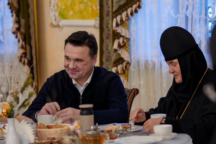 Андрей Воробьев поздравил с Новым годом воспитанниц детского приюта при Покровском монастыре