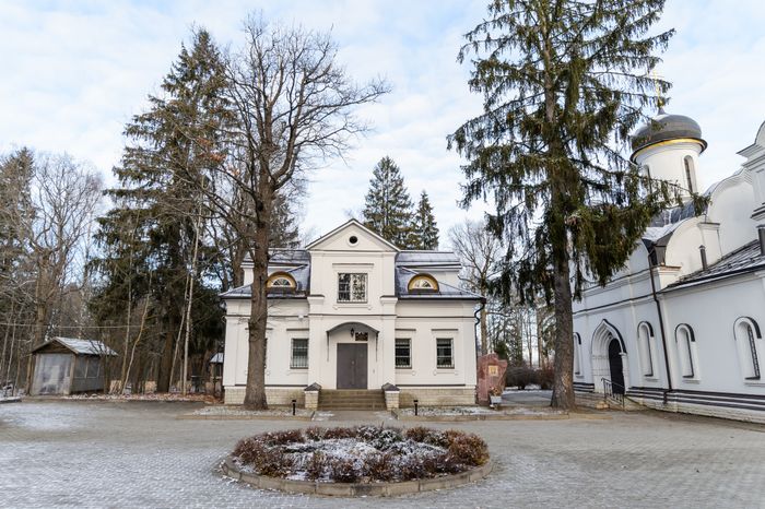 Сергиев Посад. Сергиевский храм. Осень