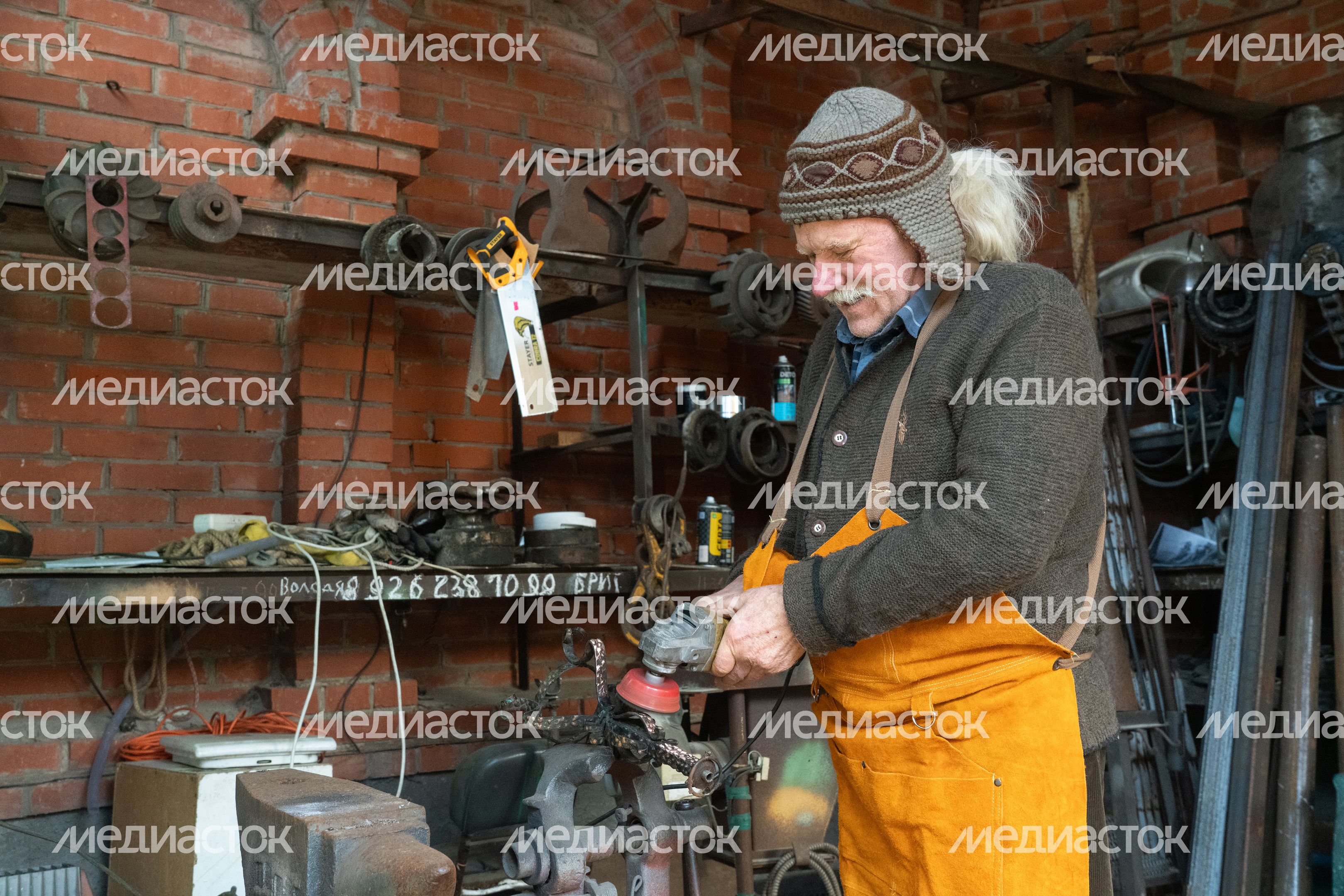 Кузнец-художник Валентин Воробьев в музее кузнечного мастерства "Железное царство"