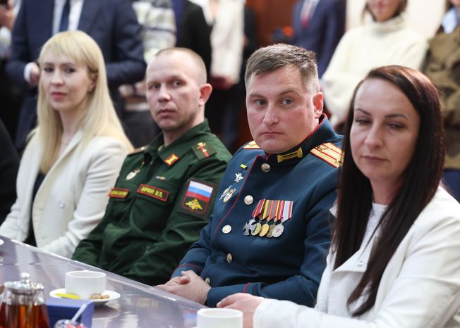 Участникам СВО вручили ключи от автомобилей с ручным управлением