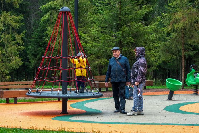 Детская площадка в новом лесопарке «Соколиная гора» в Истре осенью