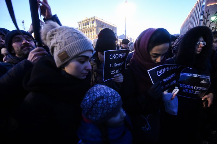 Акция в память о погибших в Кемерове на Пушкинской площади в Москве