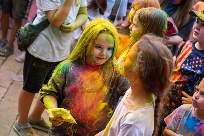Фестиваль красок Holi Dance в Наташинском парке в Люберцах