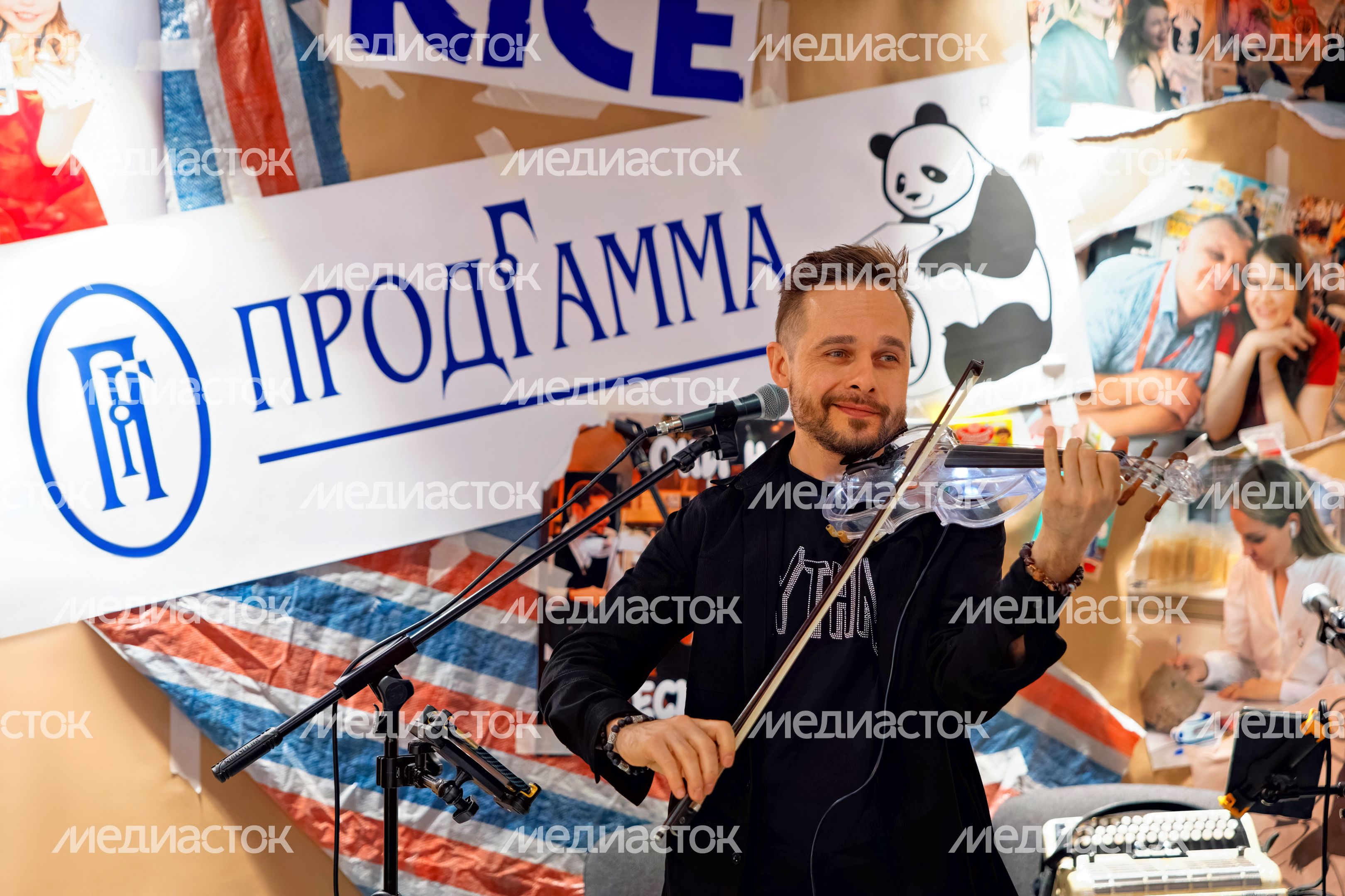 Скрипач выступает на Международной выставке «Продэкспо-2026» в МВЦ «Крокус Экспо» в Красногорске Скрипач выступает на Международной выставке «Продэкспо-2026» в МВЦ «Крокус Экспо» в Красногорске
