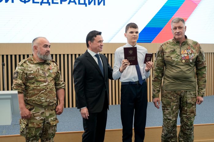 Андрей Воробьев вручил первые паспорта гражданина РФ юным жителям Подмосковья