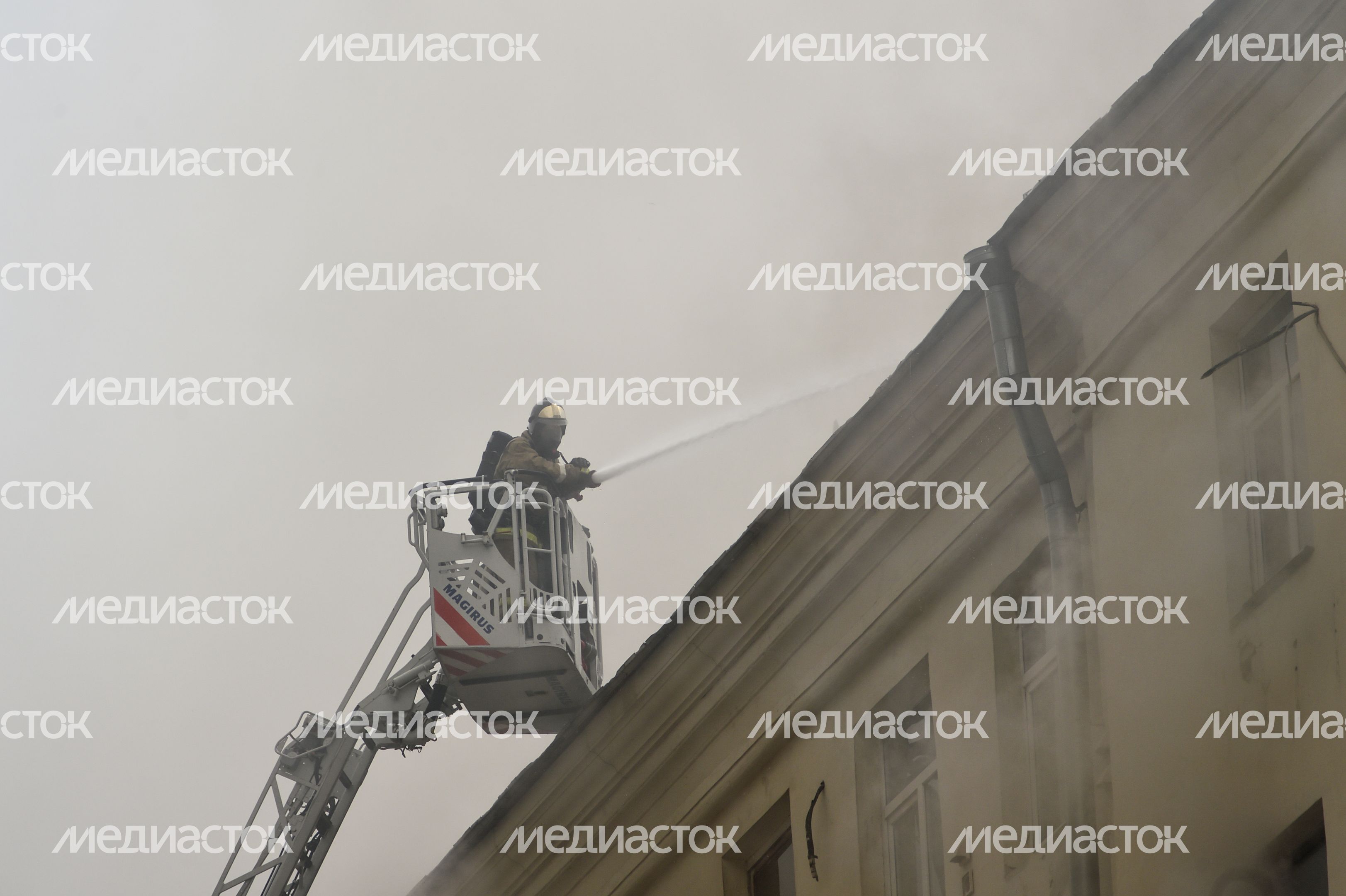 Пожар в реставрируемом здании на Тверской улице в Москве