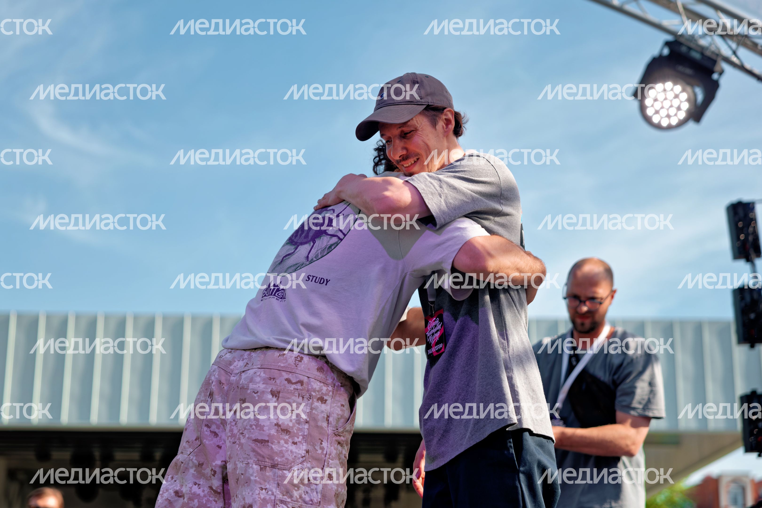 Зажигательный брейк-данс и хип-хоп на фестивале «Область танцевальных культур» в парке культуры и отдыха Лобни Зажигательный брейк-данс и хип-хоп на фестивале «Область танцевальных культур» в парке культуры и отдыха Лобни