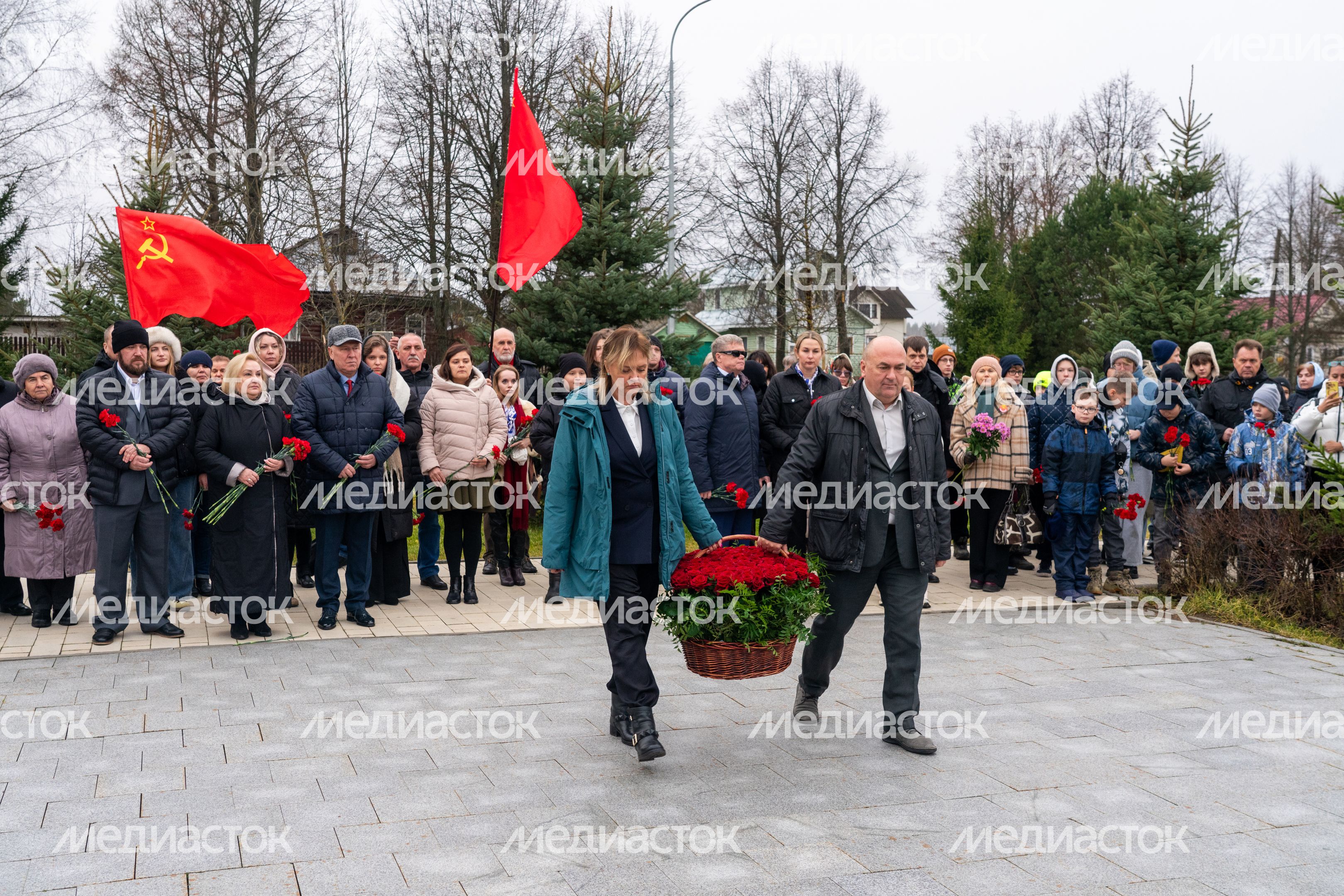 Возложение цветов к месту казни Зои Космодемьянской в музее «Зоя» Рузского округа Возложение цветов к месту казни Зои Космодемьянской в музее «Зоя» Рузского округа