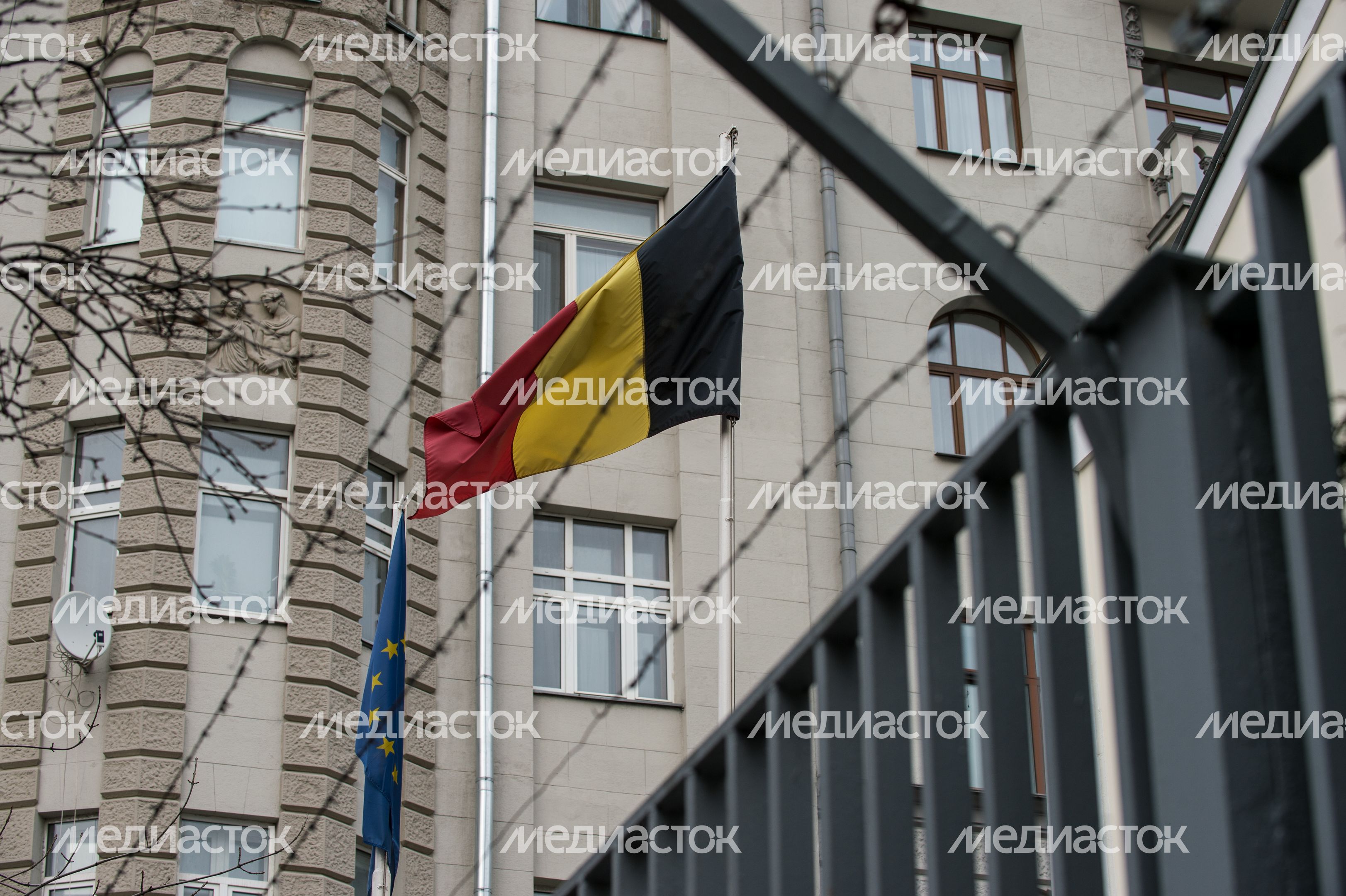 Москвичи несут цветы к посольству Бельгии