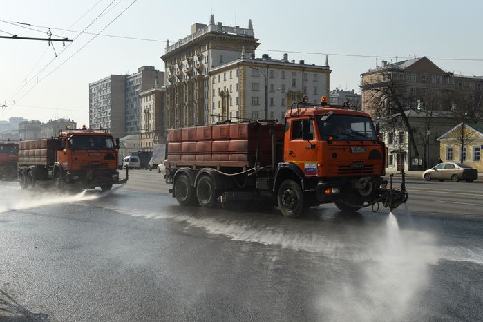 Дороги и тротуары в Москве вымыли с шампунем