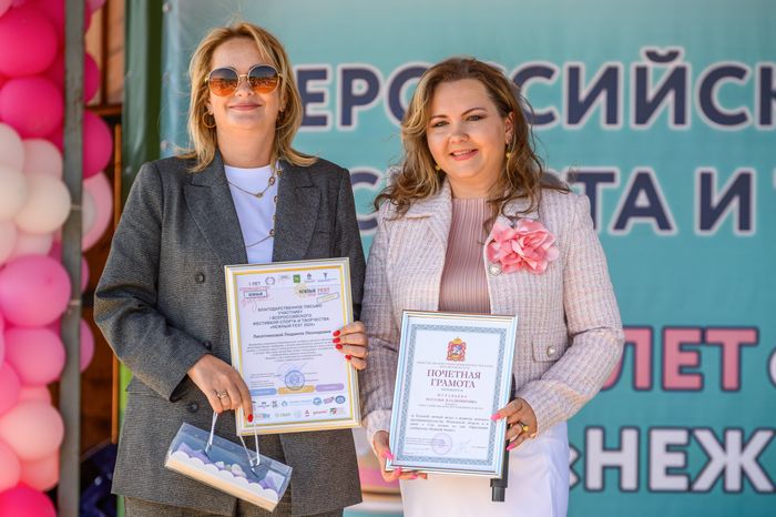Участник фестиваля Людмила Лисятникова с Натальей Муравьевой, президентом Союза "Содействие женскому предпринимательству"