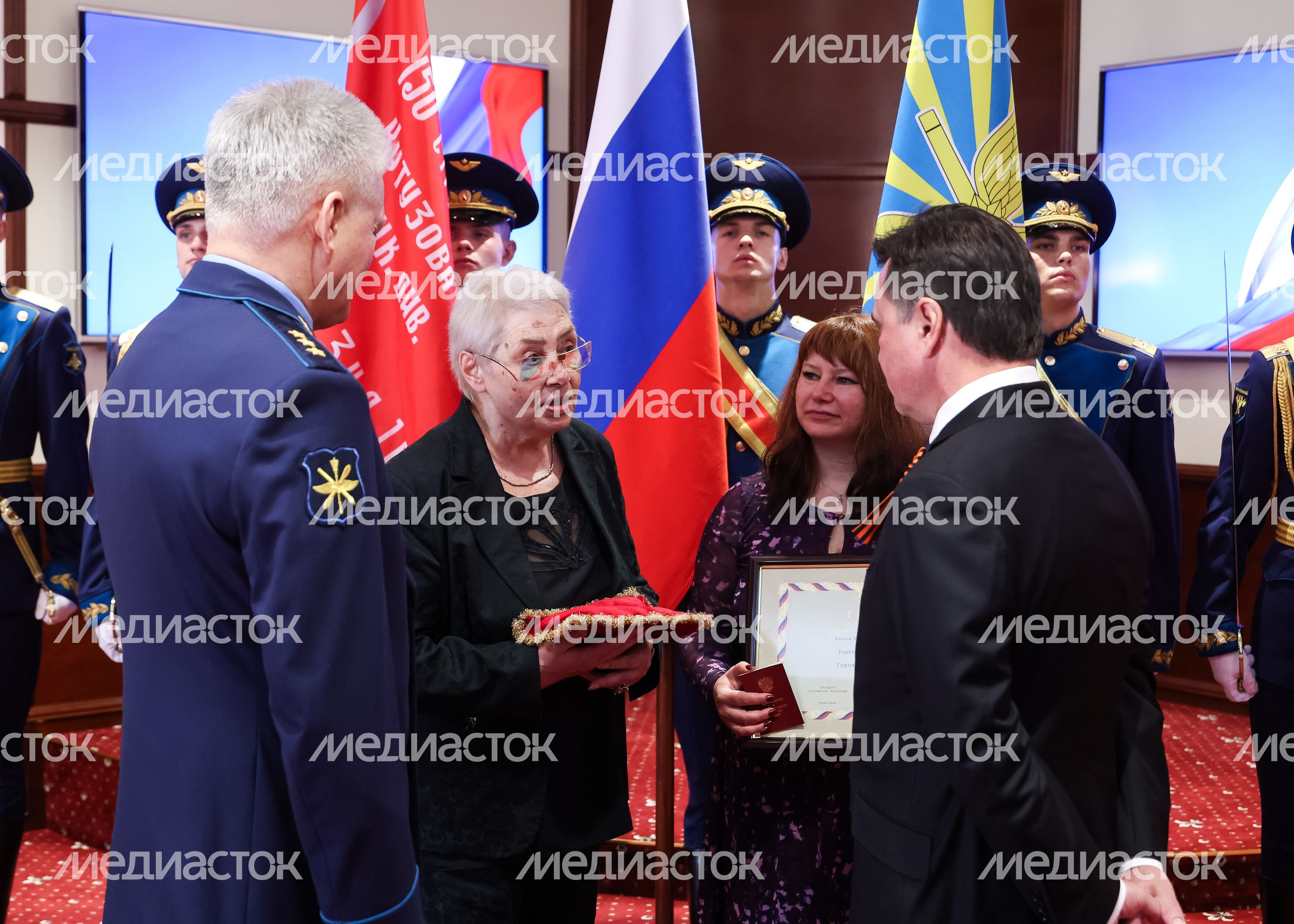 Родственникам легендарного лётчика Николая Терёхина передали "Золотую Звезду" Героя России