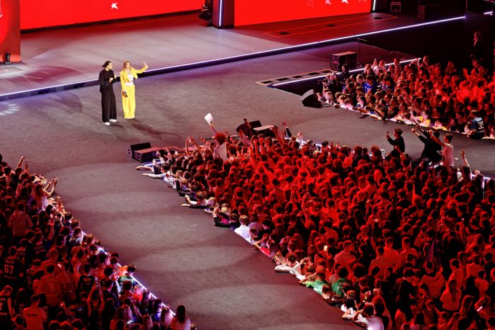 Певица Poli на концерте в честь закрытия Школьной лиги Подмосковья 2025/2026 на сцене «Live Арены» в Одинцово