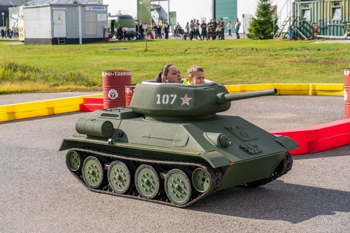 Аттракцион для детей на праздновании Дня танкиста в Центральном парке «Патриот» Одинцовского округа