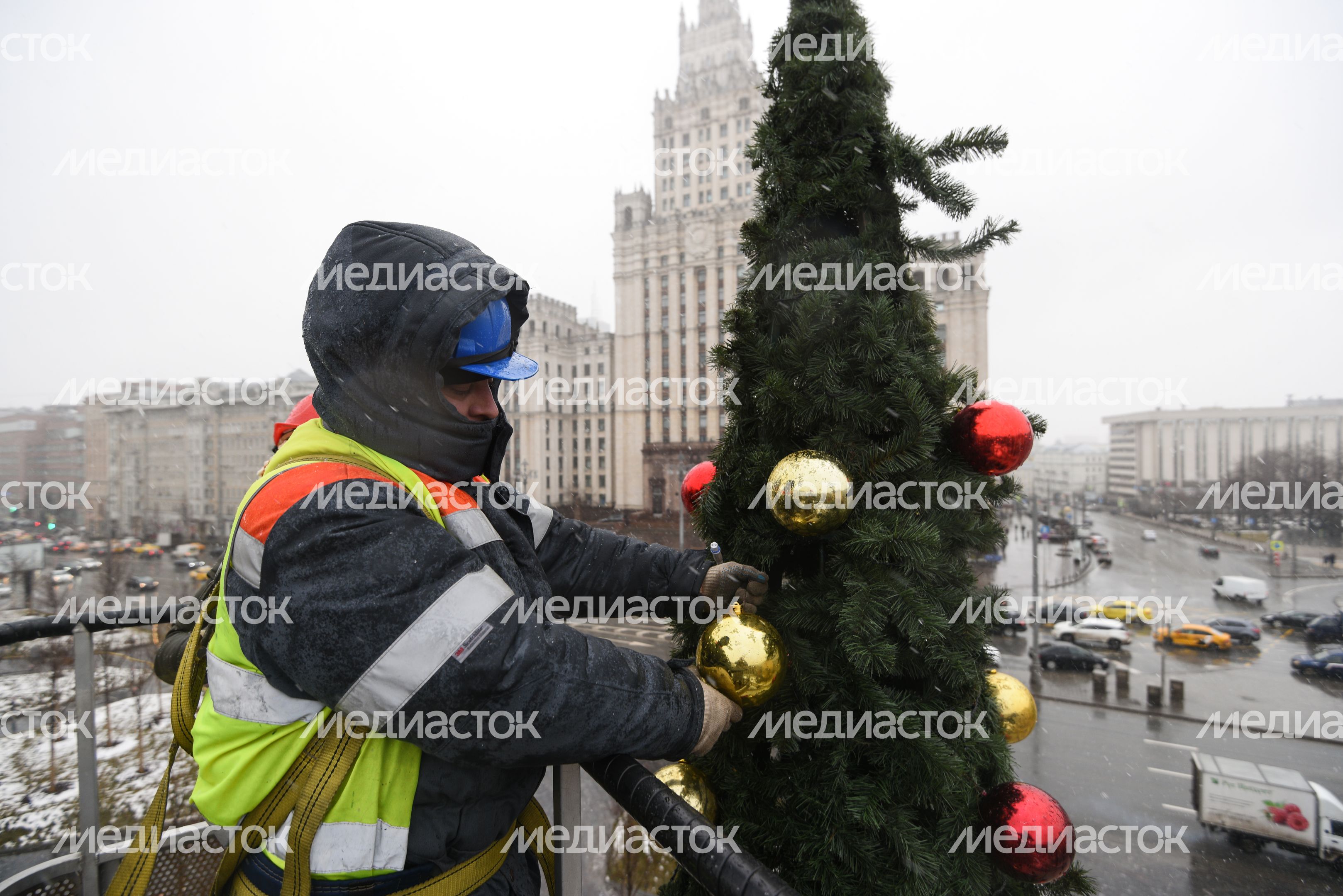 Демонтаж и складирование новогодних елок в Москве