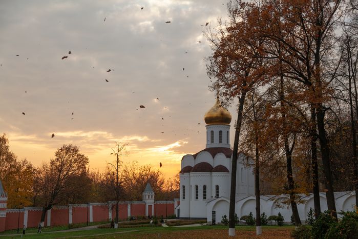 Осенний закат над Николо-Угрешским монастырем города Дзержинский округа Люберцы