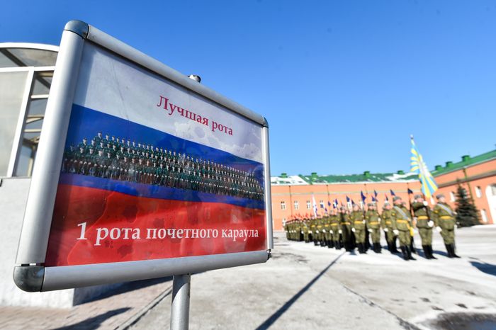 Подготовка военнослужащих отдельного комендантского Преображенского полка к военному параду на Красной площади