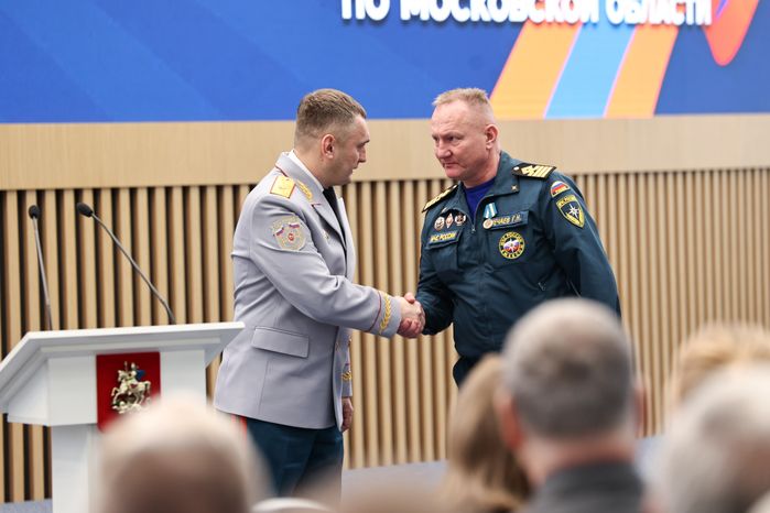 Сотрудников МЧС поздравили с Днем спасателя и 35-летием ведомства