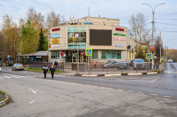 Торговый центр в микрорайоне Авиационный Домодедово осенью