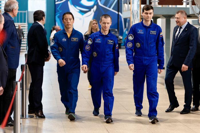 Космонавты основного экипажа МКС-73 Д. Ким, С.Н. Рыжиков, А.В. Зубрицкий на комплексной тренировке в Звездном городке