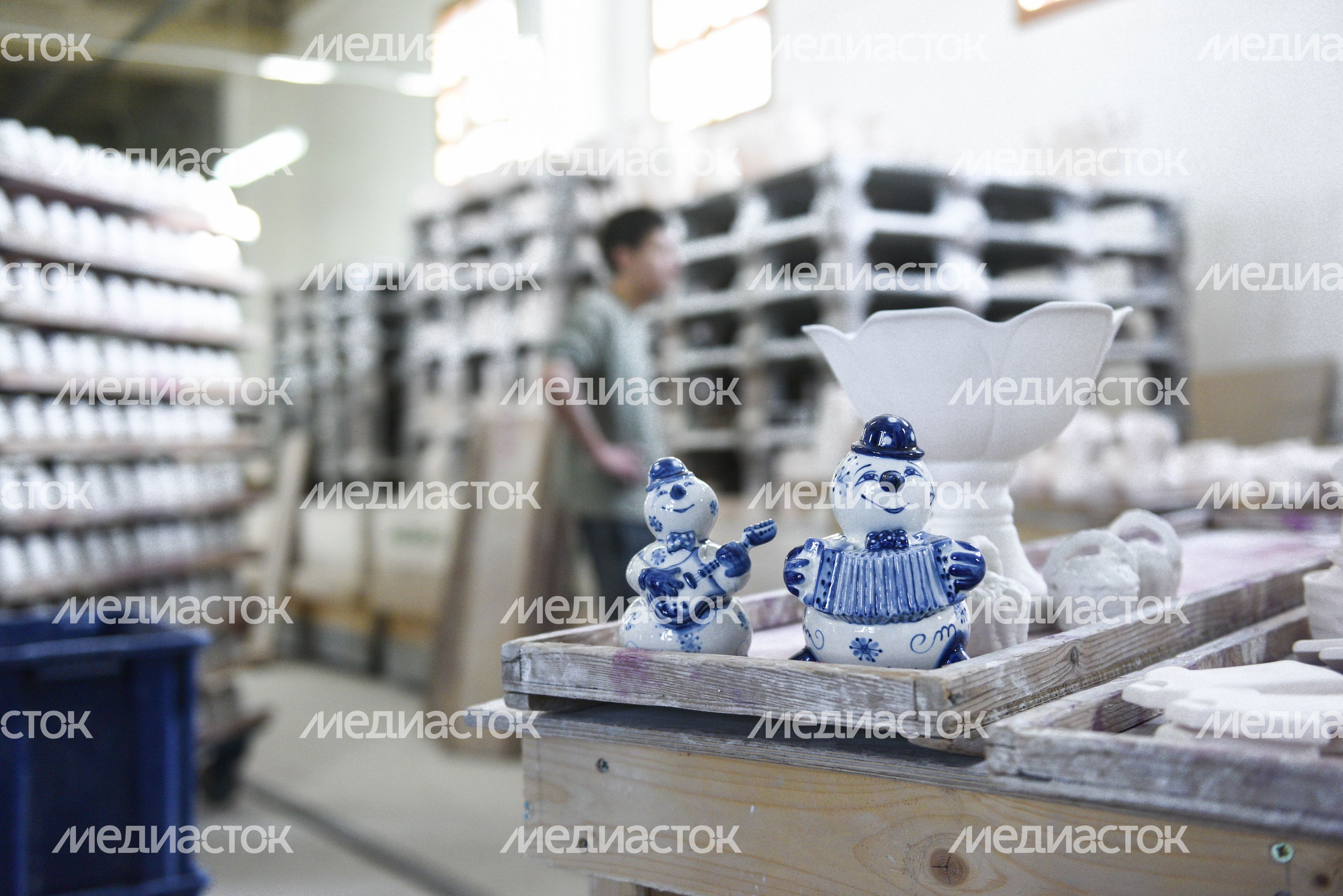Главный художник Гжельского фарфорового завода: «Мы возродили цветную гжель»