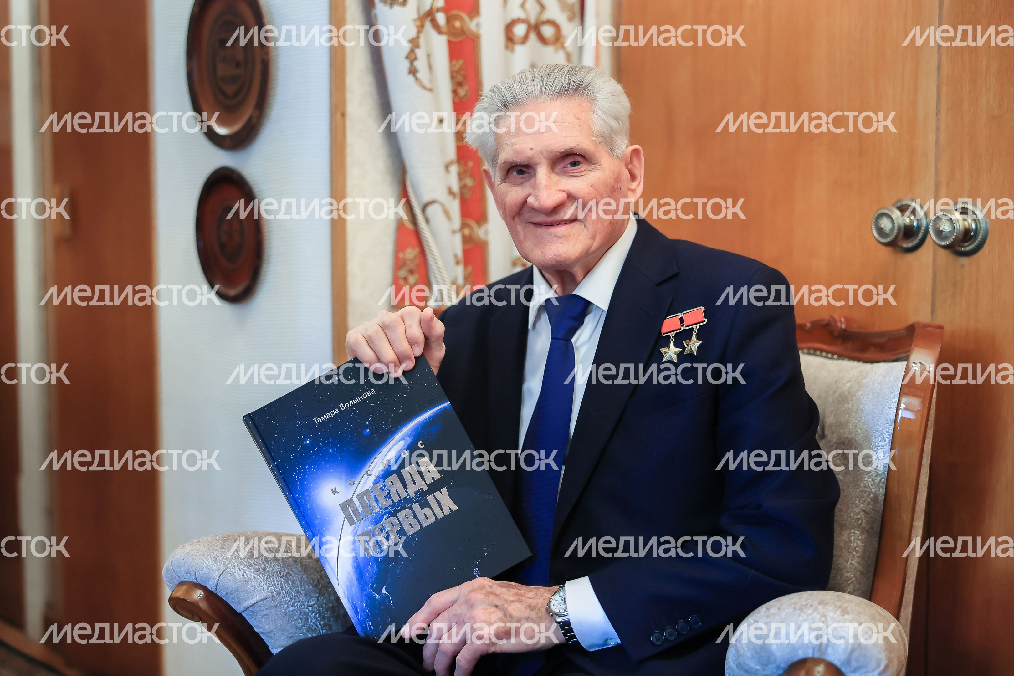 Посещение губернатором космонавта первого отряда