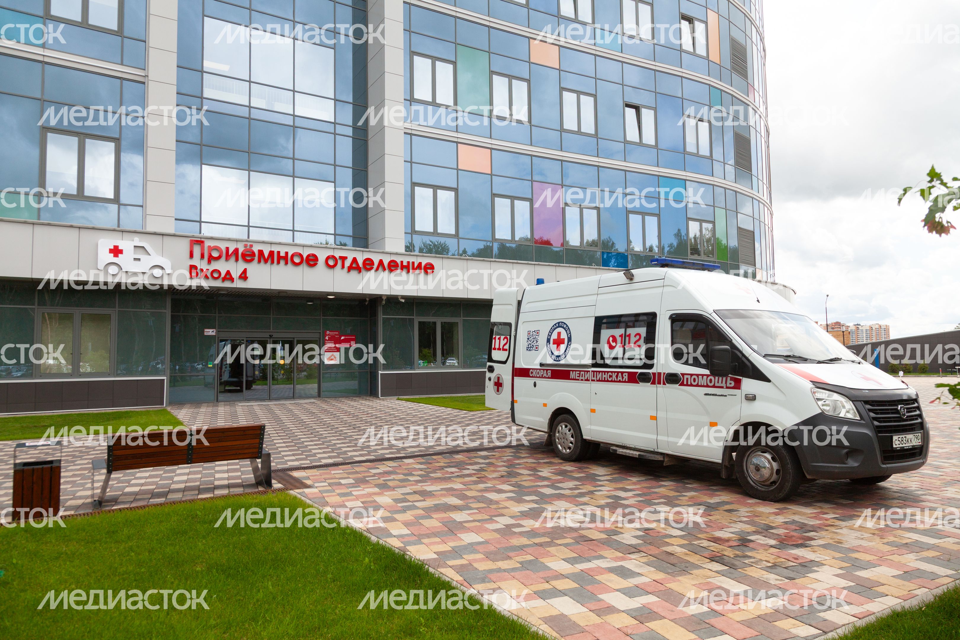 Скорая помощь у приемного отделения Детского клинического центра им. Л.М. Рошаля в Красногорске Скорая помощь у приемного отделения Детского клинического центра им. Л.М. Рошаля в Красногорске