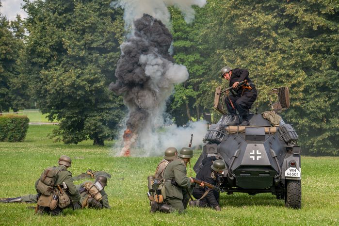 Реконструкция боя на военно-историческом фестивале «Ополчение. По зову сердца» в музее-заповеднике «Горки Ленинские»